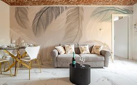 Fanstastic 2BDRM Biella Center!